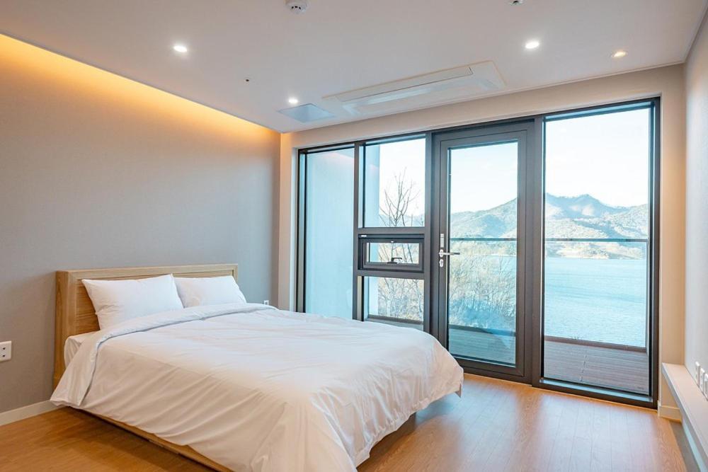 Jecheon The Shine Cheongpung Hotell Rum bild
