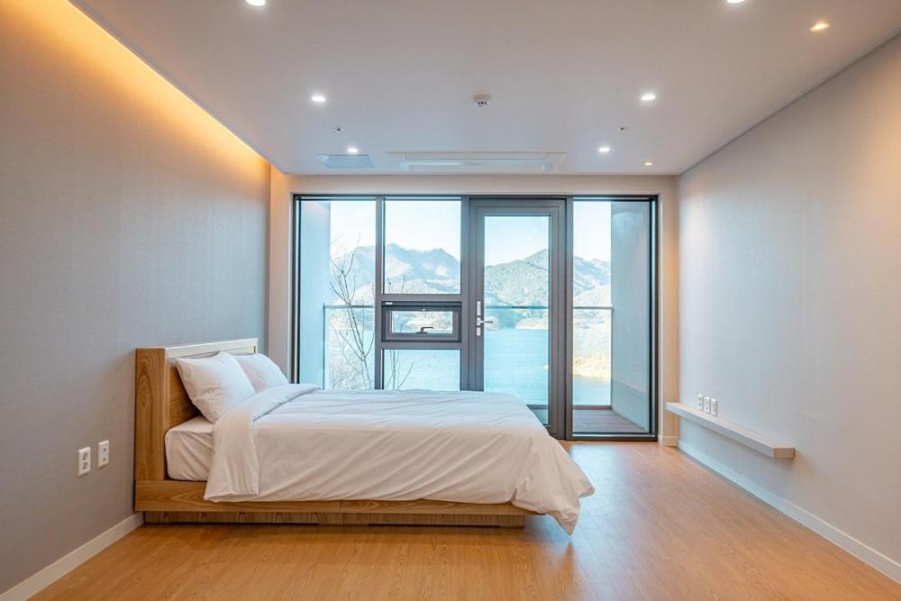Jecheon The Shine Cheongpung Hotell Rum bild